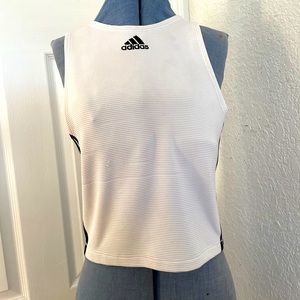 Cut off sleeve crop top